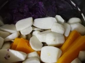 紫薯、芋头、南瓜切片上锅蒸15-20分钟。（芋头、南瓜和紫薯隔一点距离，要不容易染色）