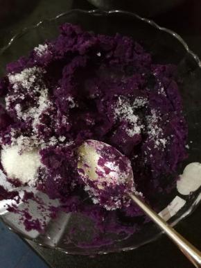 蒸熟的紫薯、芋头、南瓜捣成泥，分别加糖125g、125g、100g搅匀。（南瓜本身有甜味，可以少放点）