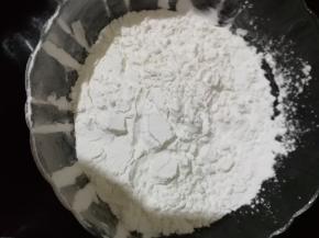 在芋头泥中分多次加入250g木薯粉，每次揉匀了在接着加。