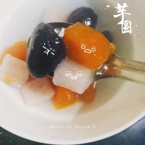 把揉好的面团擀成长条状，切小块，记得撒少量木薯粉防粘。（切块的图片忘记照了，放一张煮熟的图片）