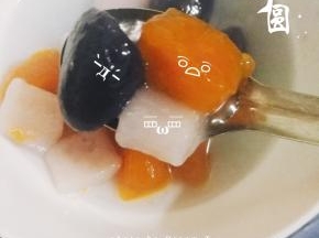 把揉好的面团擀成长条状，切小块，记得撒少量木薯粉防粘。（切块的图片忘记照了，放一张煮熟的图片）