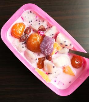 水烧开，下芋圆，煮到芋圆飘起来就差不多了，可以用筷子戳一个试试，戳进去就是熟了，过几遍凉水，加点牛奶水果椰奶什么的，冰箱冷藏一会，口感超棒的。