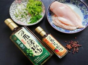 准备好材料，尖椒切圈，葱白，葱花切丁，鸡胸肉片成两片备用