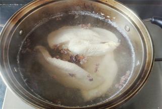 冷水下锅，放入鸡胸肉，八角，花椒开大火煮沸，冷水冲洗后沥干备用