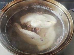 冷水下锅，放入鸡胸肉，八角，花椒开大火煮沸，冷水冲洗后沥干备用