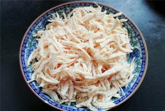 把煮好的鸡胸肉，手撕成条状，大小均匀点备用