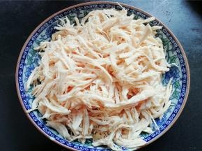 把煮好的鸡胸肉，手撕成条状，大小均匀点备用
