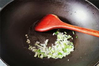 热锅冷油爆香葱白