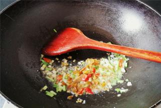 放入1勺剁椒爆香