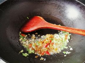 放入1勺剁椒爆香