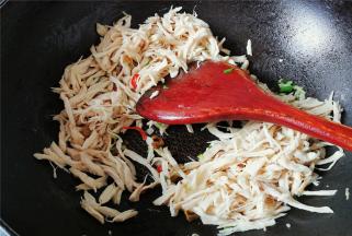 倒入鸡丝煸炒一会