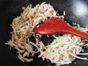 倒入鸡丝煸炒一会
