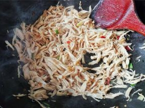 依次倒入，料酒，生抽，黑米醋翻炒均匀