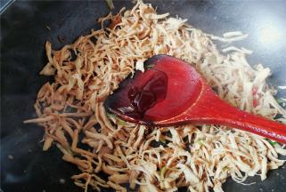 再放入白砂糖和蚝油翻炒均匀