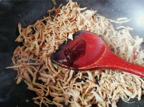 再放入白砂糖和蚝油翻炒均匀