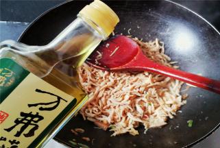 倒入2勺藤椒油翻炒