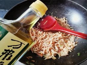 倒入2勺藤椒油翻炒