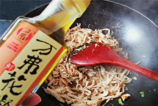 继续倒入1勺花椒油翻炒均匀