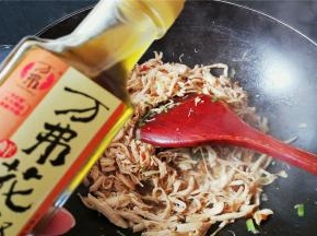 继续倒入1勺花椒油翻炒均匀