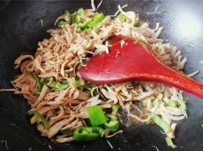 把切好的尖椒圈，葱花倒入翻炒，尖椒圈断生即可