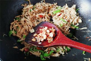 碾碎油炸花生米倒入翻炒均匀即可，就可出锅装盘