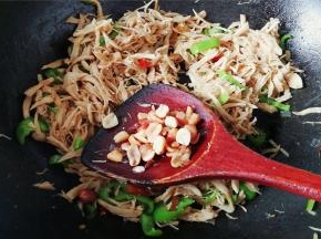 碾碎油炸花生米倒入翻炒均匀即可，就可出锅装盘