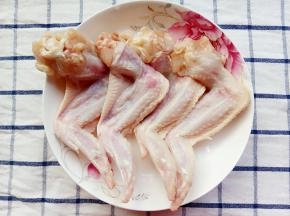 准备好四只鸡翅