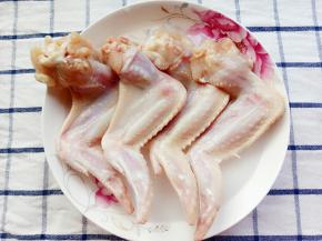 鸡翅用开水泡一下去血水