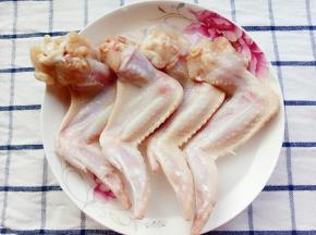 鸡翅用开水泡一下去血水