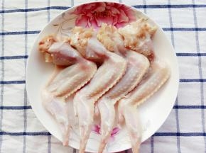 泡好的鸡翅再用清水洗一下