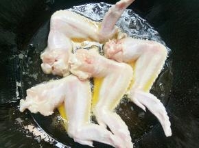 锅里放油，油热油放入鸡翅煎