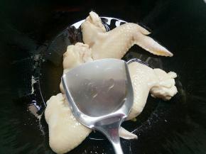 再翻另一面用锅勺压住煎