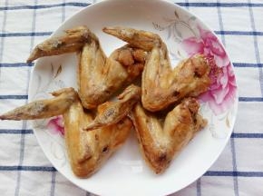 掉好油的鸡翅装盘子