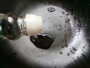 锅里洗干净倒入两勺量的酱油