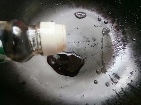 锅里洗干净倒入两勺量的酱油
