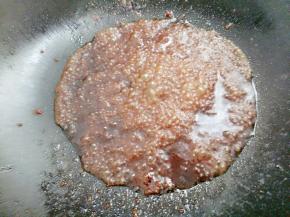 再加入一勺沙茶酱搅拌均匀煮开