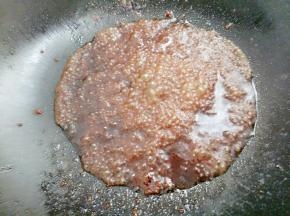 再加入一勺沙茶酱搅拌均匀煮开