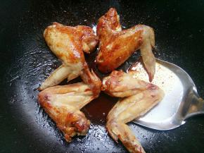 倒入鸡翅快速翻到收汁