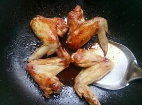 倒入鸡翅快速翻到收汁