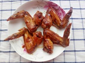 收汁好的鸡翅装盘子