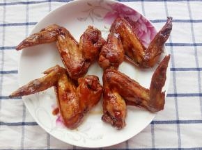 收汁好的鸡翅装盘子