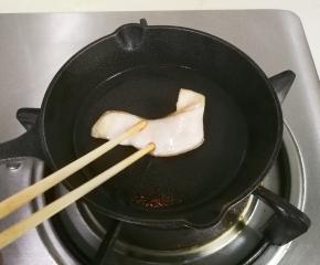 放到煤气灶上烘干，用一块带肥肉的肉皮在锅里煎出油，擦遍锅里，擦十五分钟，清洗干净，再擦十五分钟，不洗，静置三小时