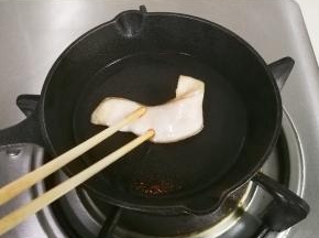 放到煤气灶上烘干，用一块带肥肉的肉皮在锅里煎出油，擦遍锅里，擦十五分钟，清洗干净，再擦十五分钟，不洗，静置三小时