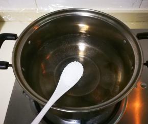 锅中放入水放一小勺盐