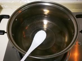 锅中放入水放一小勺盐