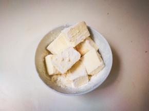 用面粉沾满表面