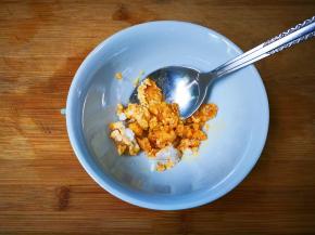 咸鸭蛋挖出蛋黄压碎