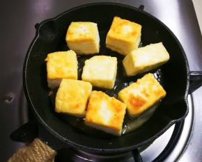 小锅小火烧热放入适量食用油，放入豆腐每个面都煎黄盛出来