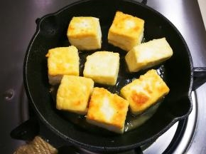 小锅小火烧热放入适量食用油，放入豆腐每个面都煎黄盛出来