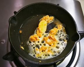 锅中余油放入姜片蛋黄